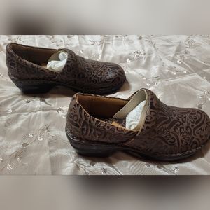 BROWN TOOLED CLOGS